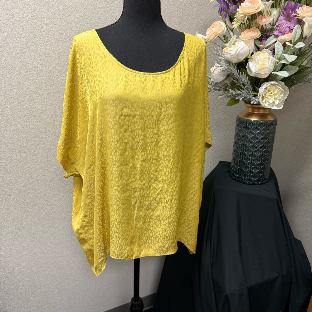 Umgee USA 1XL Mustard Yellow Satin Animal Jacquard Dolman Sleeve Blouse